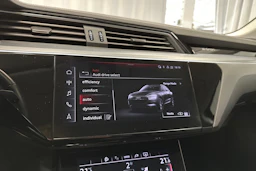 harmaa Audi Q8 e-tron 2024 kuva 20.