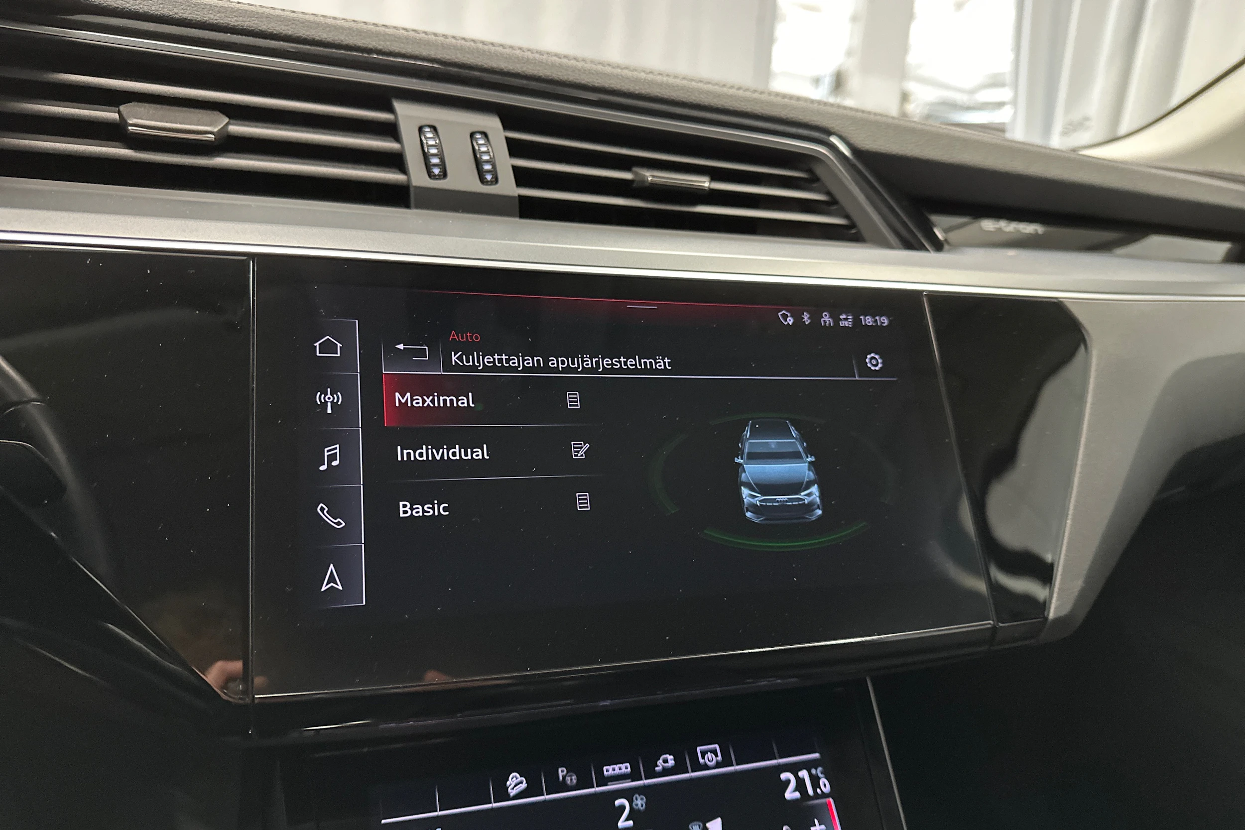 harmaa Audi Q8 e-tron 2024 kuva 21.