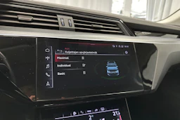 harmaa Audi Q8 e-tron 2024 kuva 21.