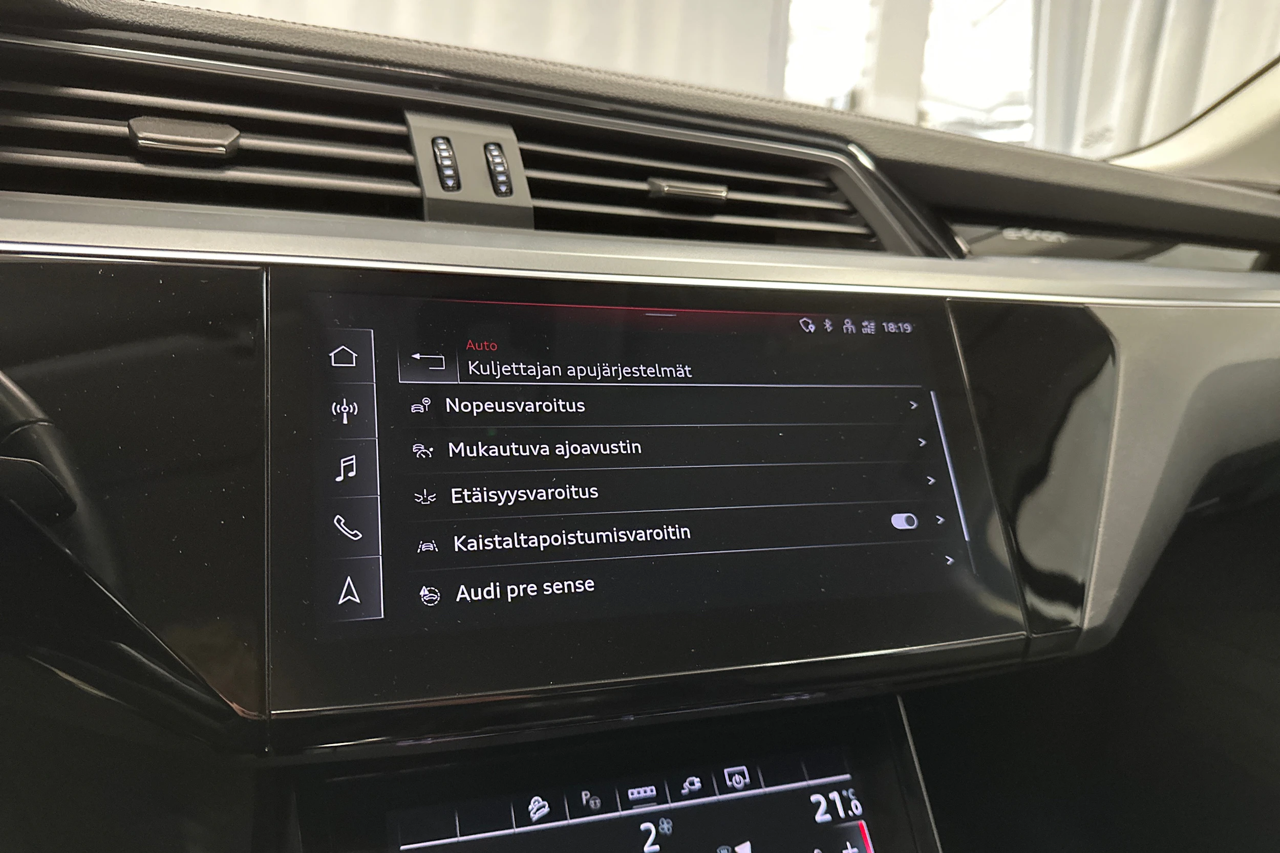 harmaa Audi Q8 e-tron 2024 kuva 22.