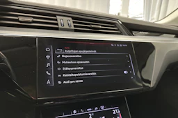 harmaa Audi Q8 e-tron 2024 kuva 22.