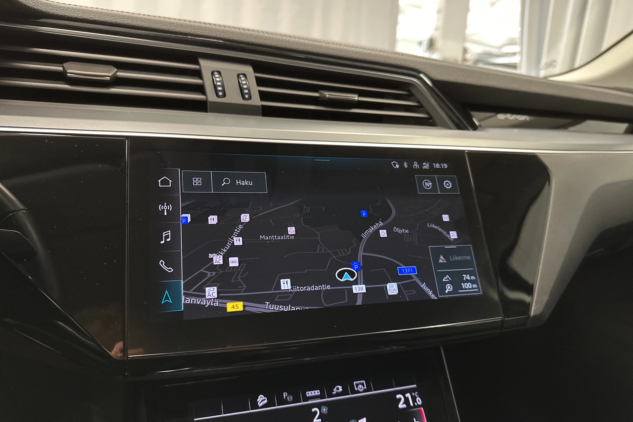 harmaa Audi Q8 e-tron 2024 kuva 23.