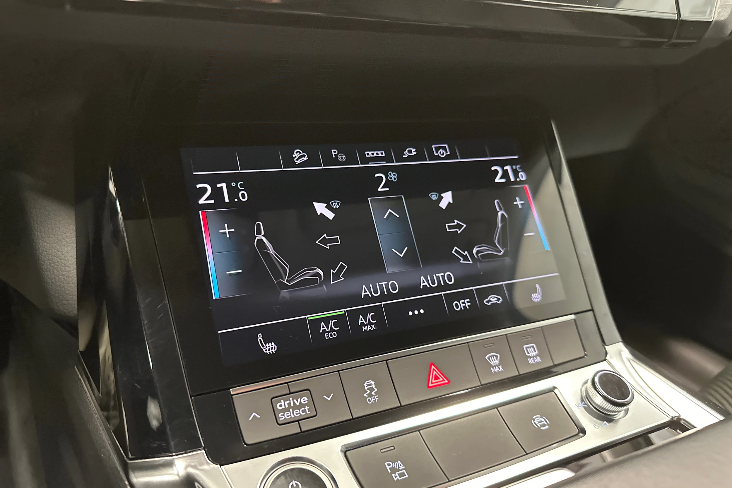 harmaa Audi Q8 e-tron 2024 kuva 25.