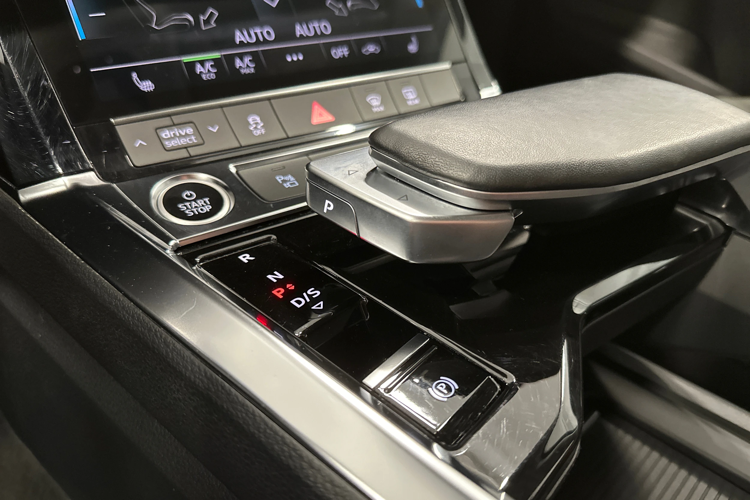harmaa Audi Q8 e-tron 2024 kuva 26.