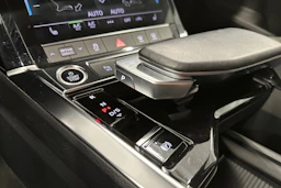 harmaa Audi Q8 e-tron 2024 kuva 26.