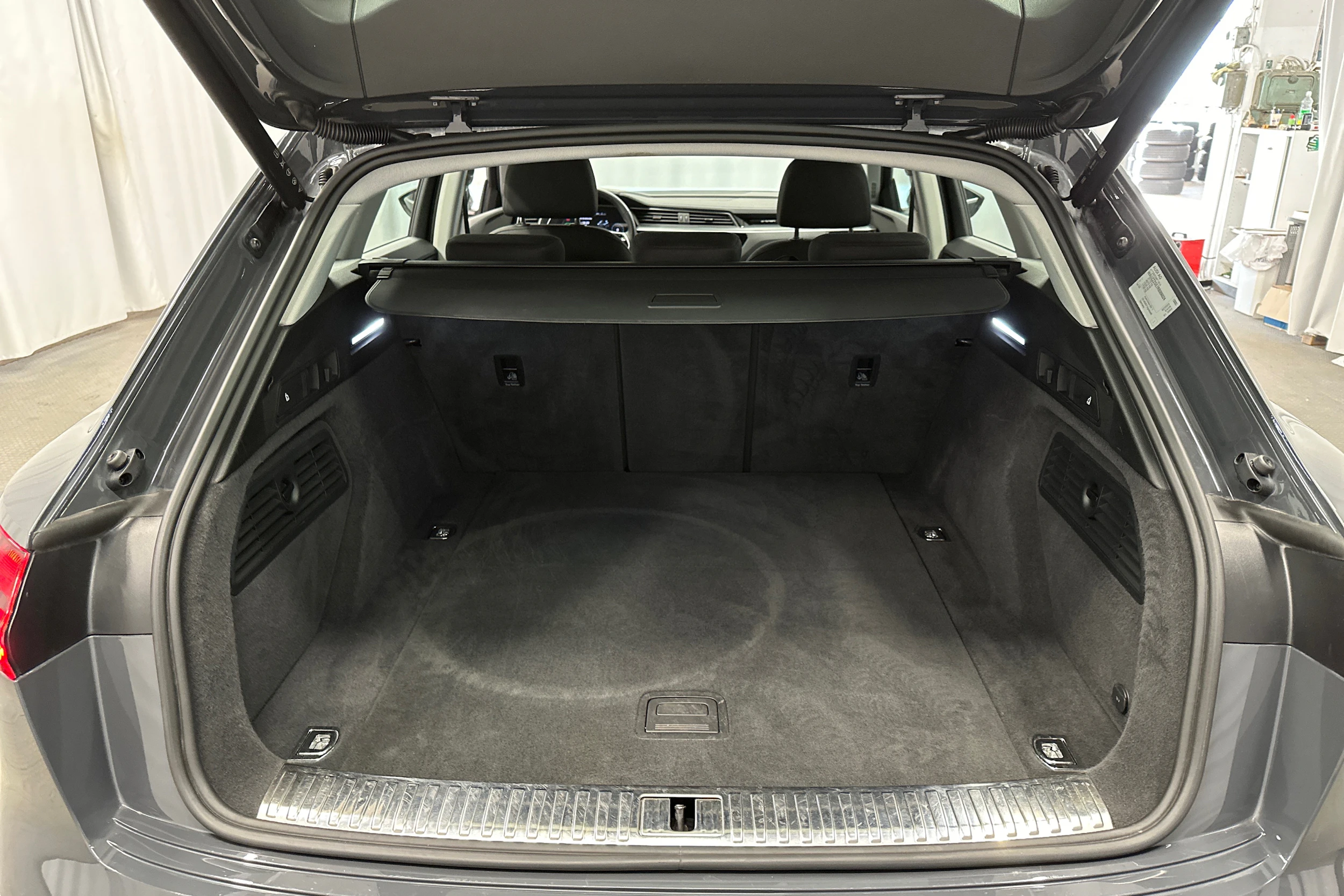 harmaa Audi Q8 e-tron 2024 kuva 29.