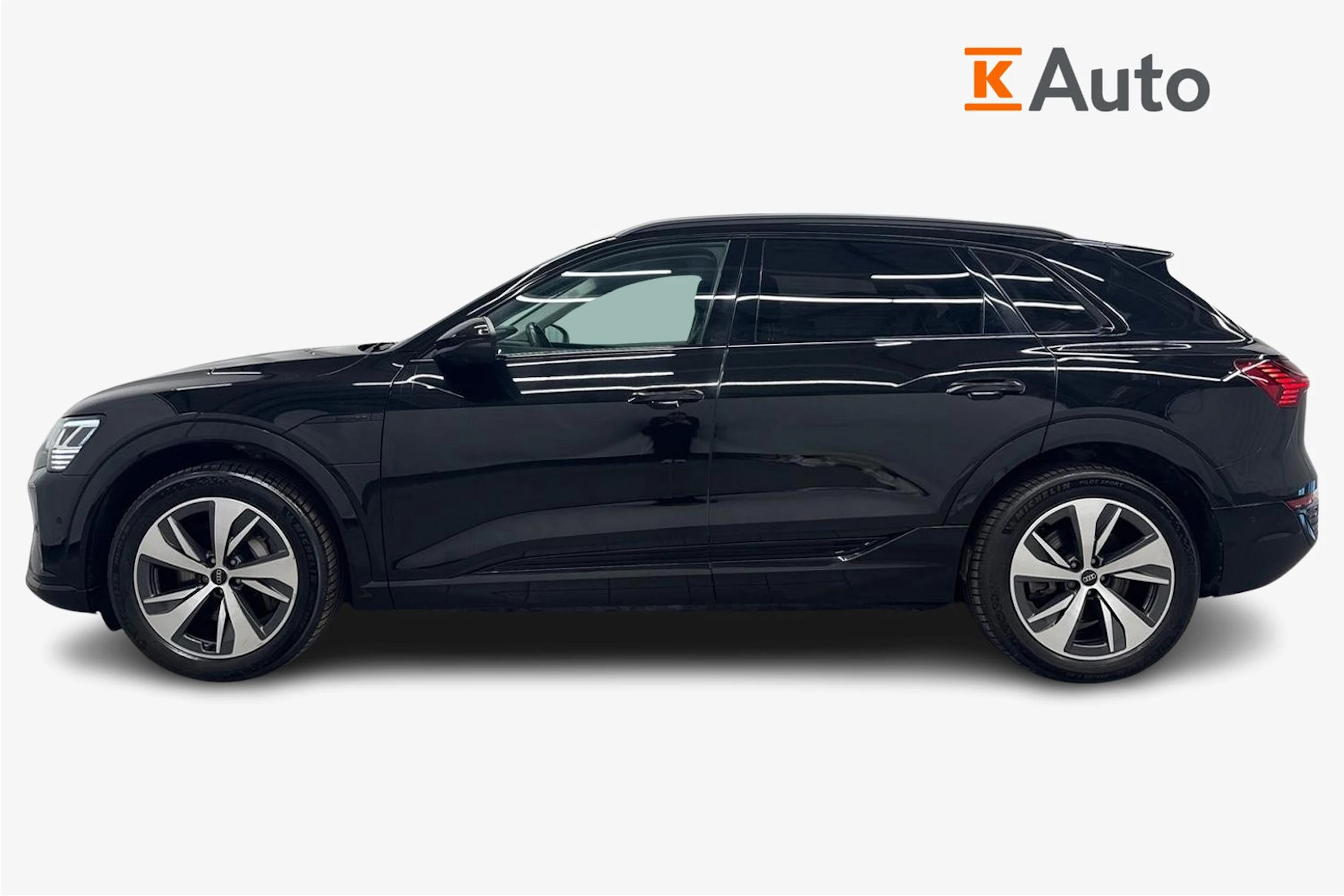 musta Audi Q8 e-tron 2024 kuva 7.