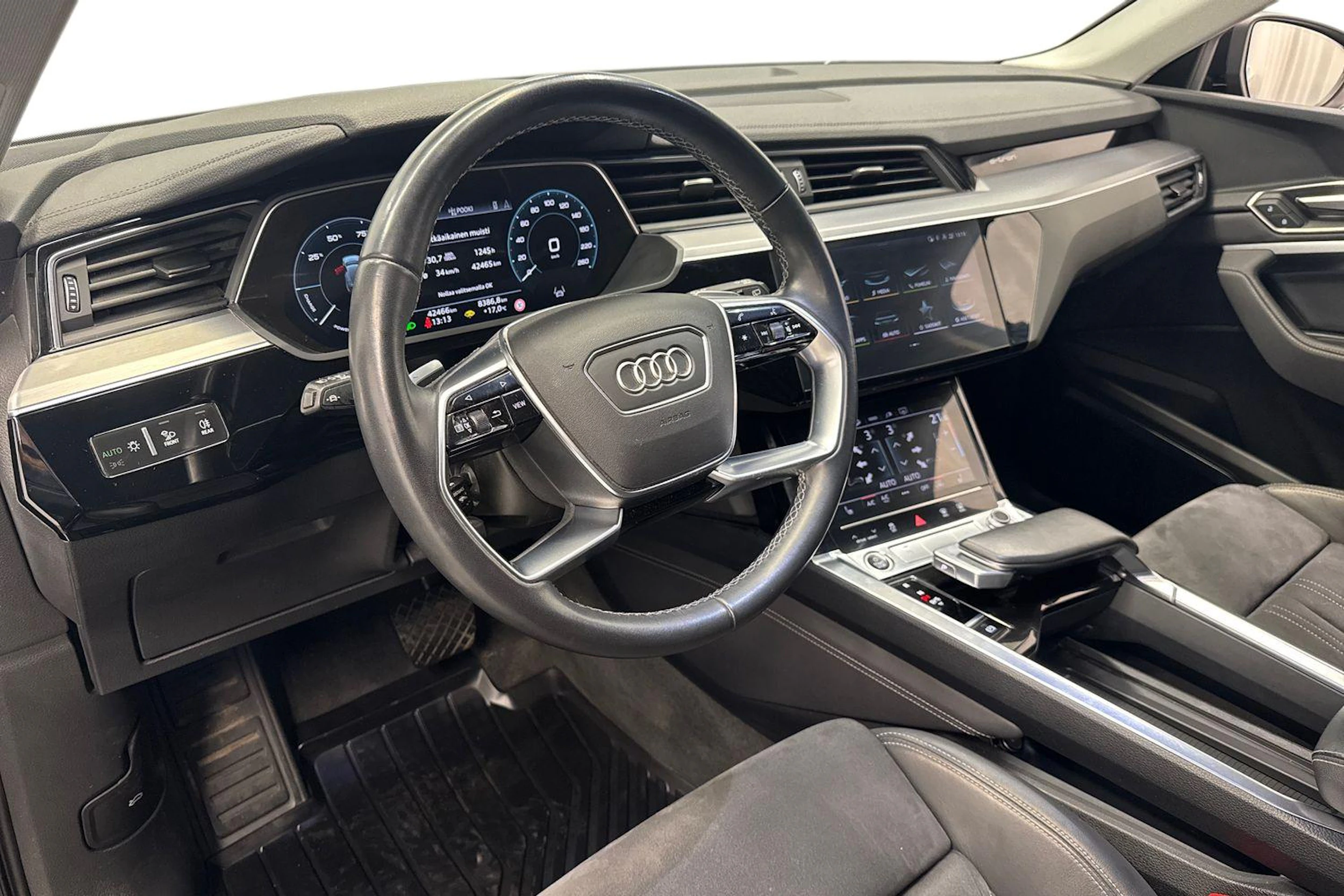 musta Audi Q8 e-tron 2024 kuva 8.