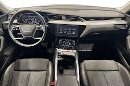 musta Audi Q8 e-tron 2024 kuva 9.