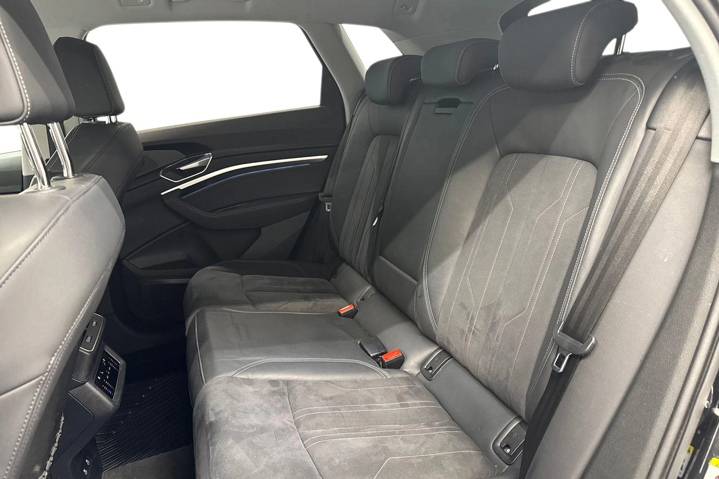 musta Audi Q8 e-tron 2024 kuva 11.