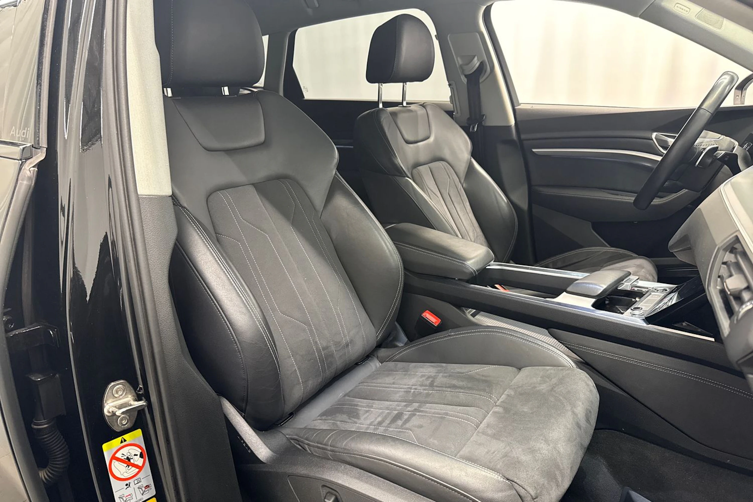musta Audi Q8 e-tron 2024 kuva 15.