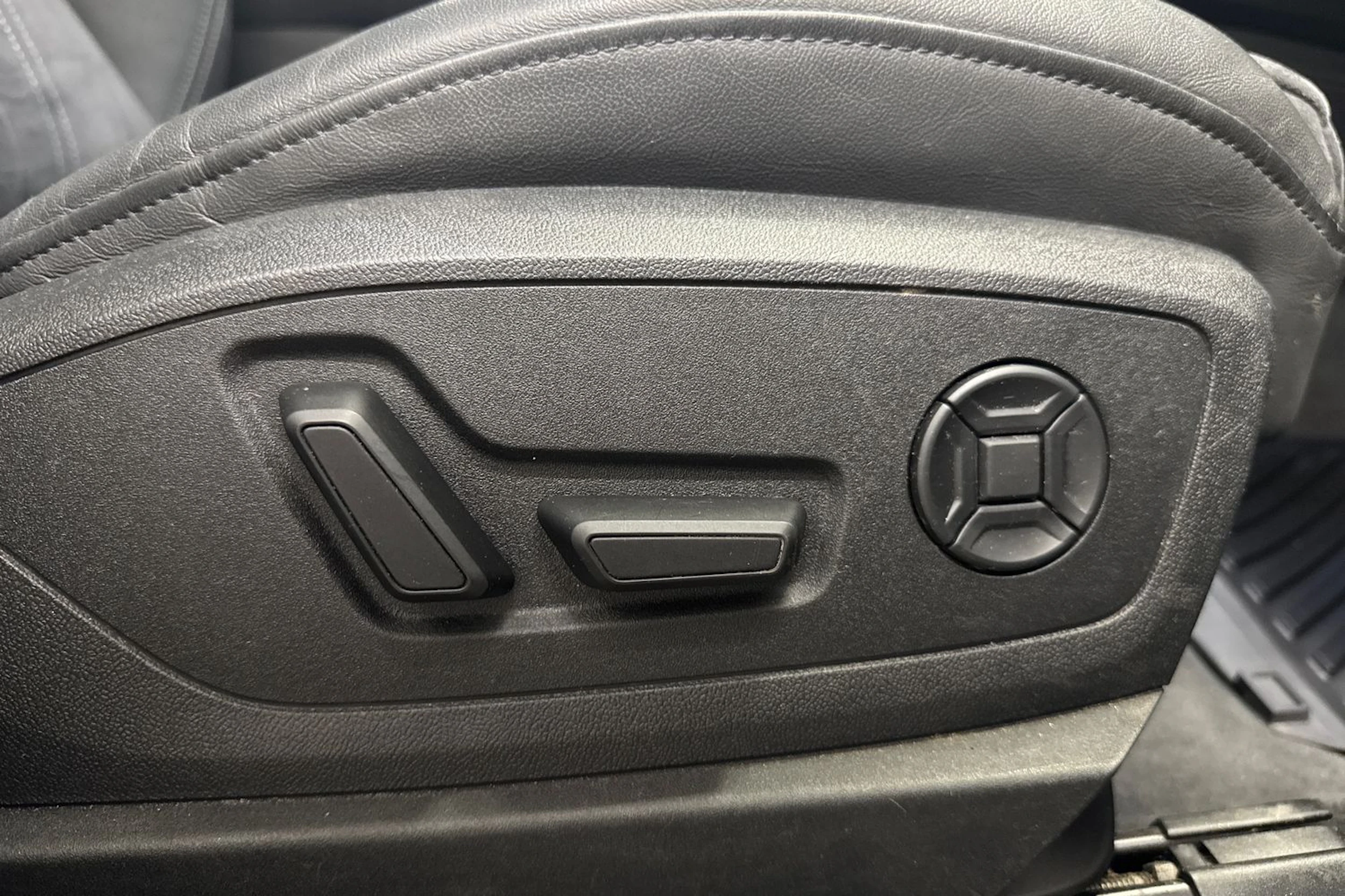 musta Audi Q8 e-tron 2024 kuva 16.