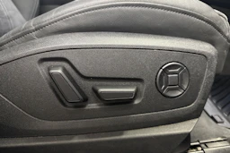 musta Audi Q8 e-tron 2024 kuva 16.