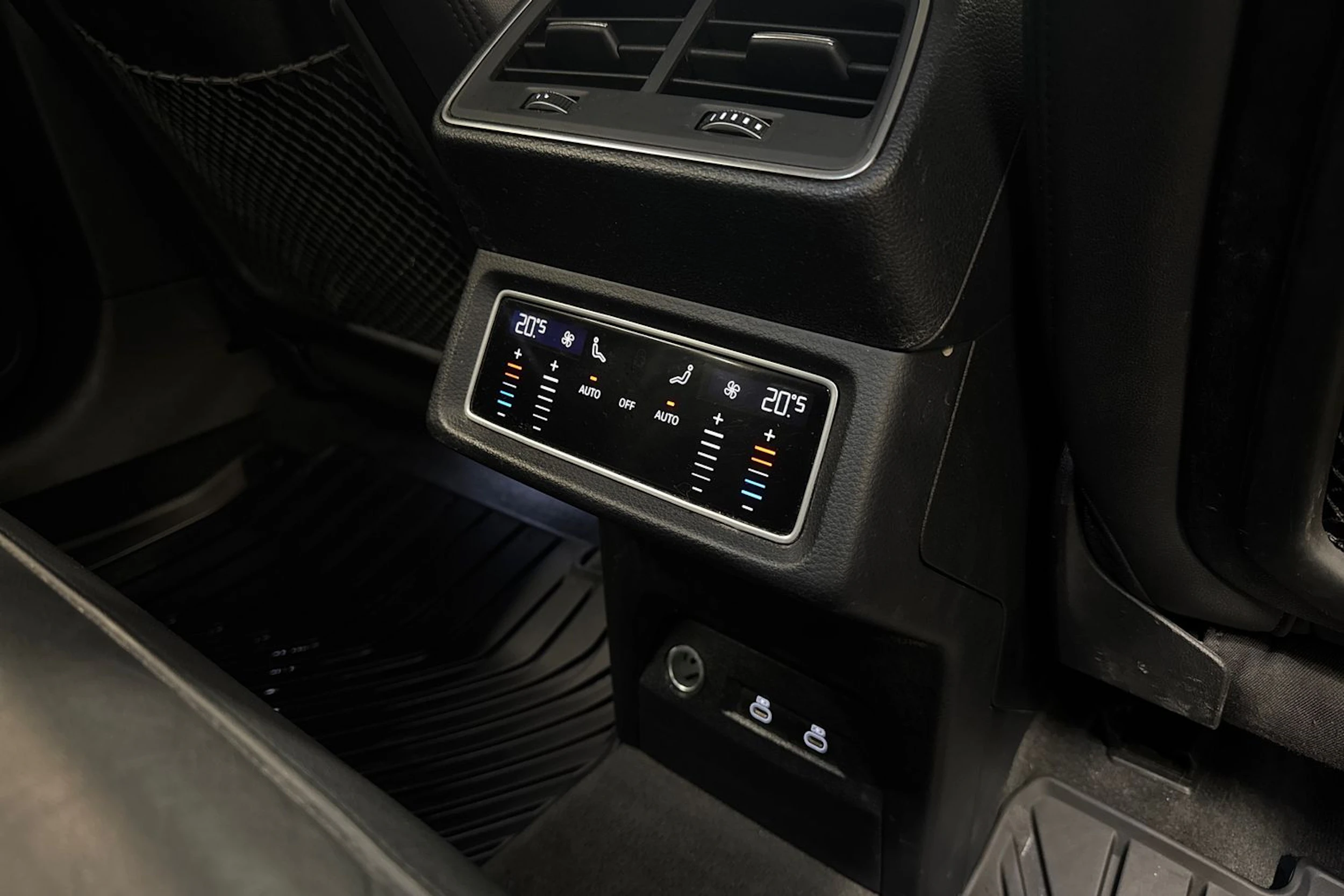 musta Audi Q8 e-tron 2024 kuva 17.