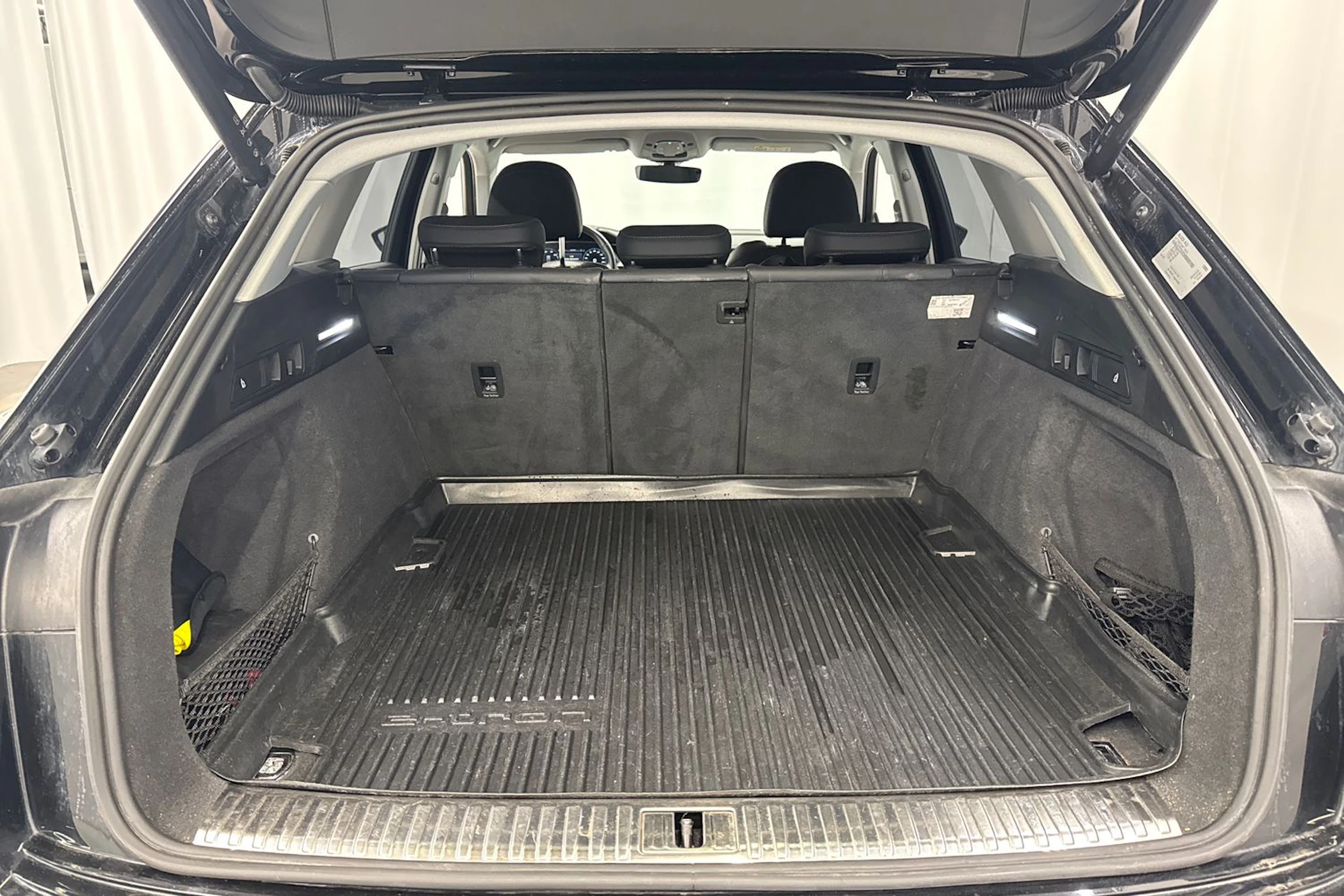 musta Audi Q8 e-tron 2024 kuva 18.