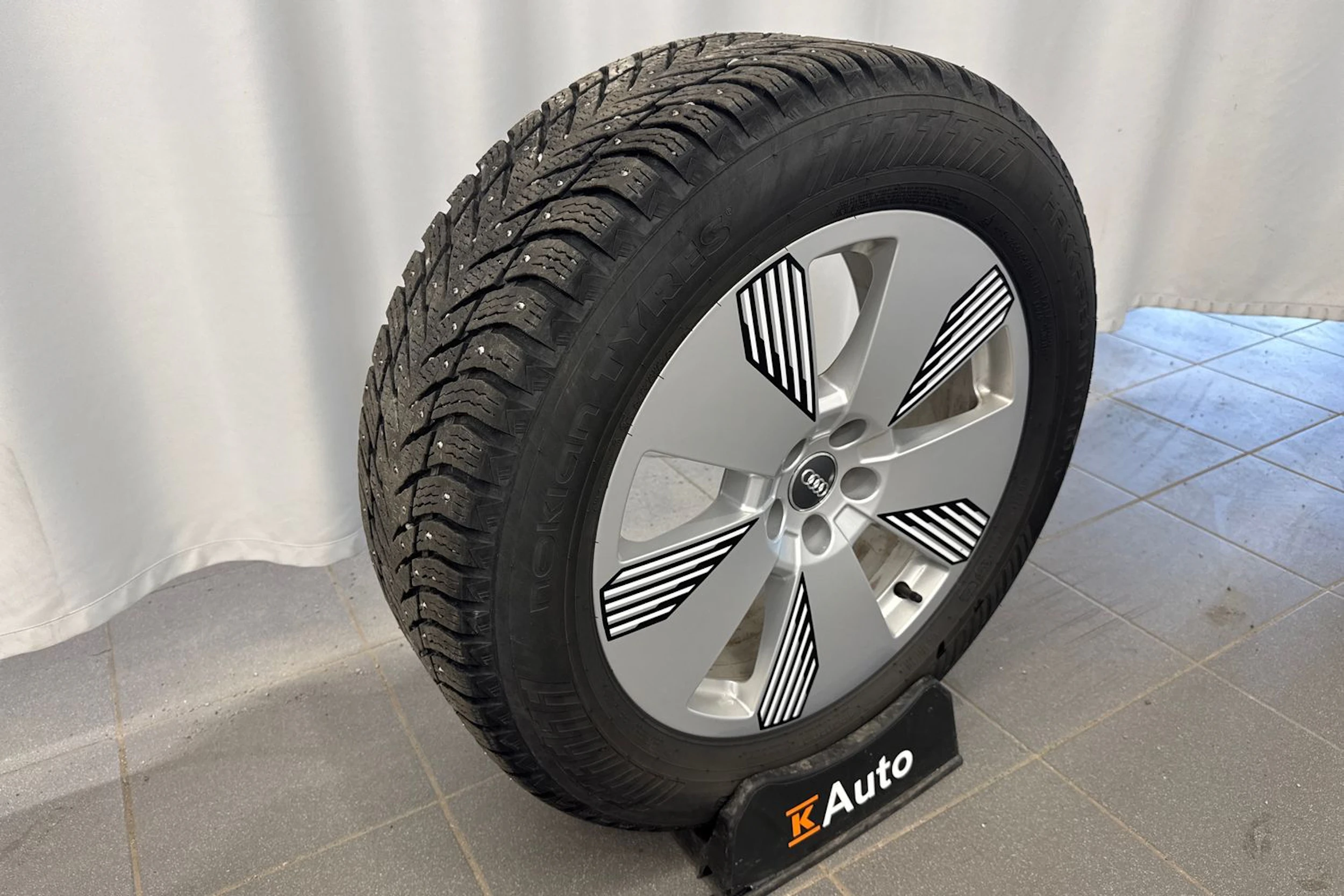 musta Audi Q8 e-tron 2024 kuva 20.