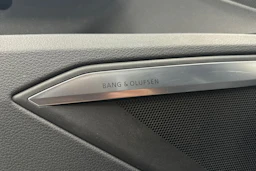 musta Audi Q8 e-tron 2024 kuva 21.