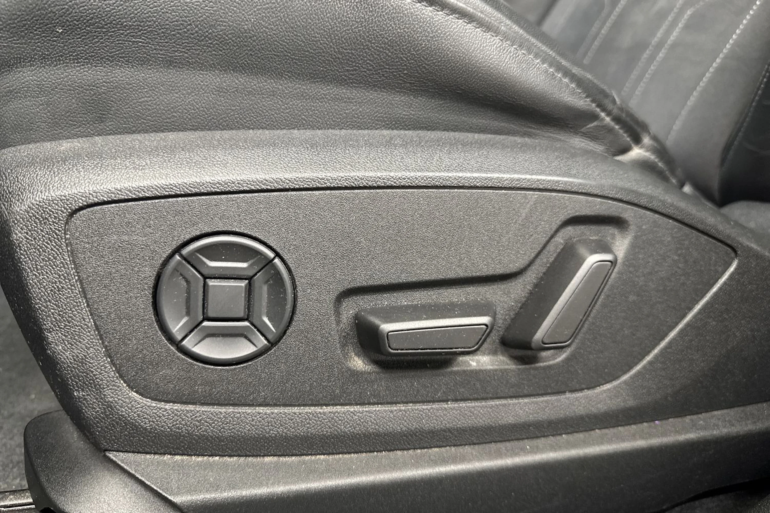 musta Audi Q8 e-tron 2024 kuva 23.
