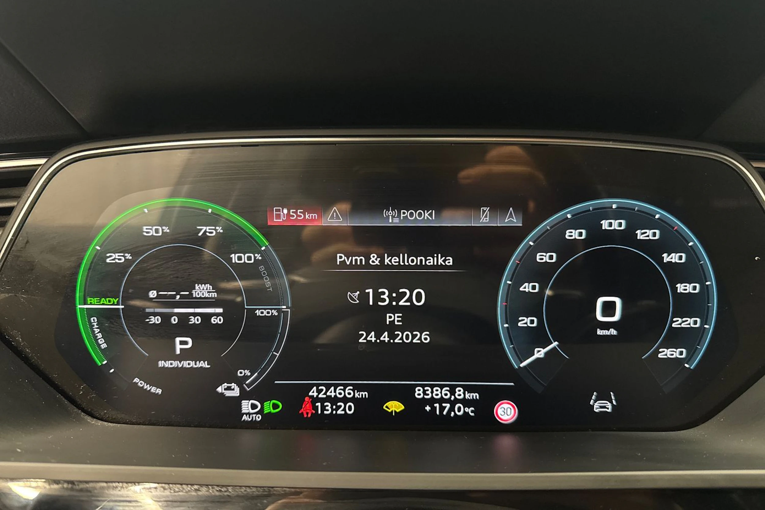 musta Audi Q8 e-tron 2024 kuva 24.