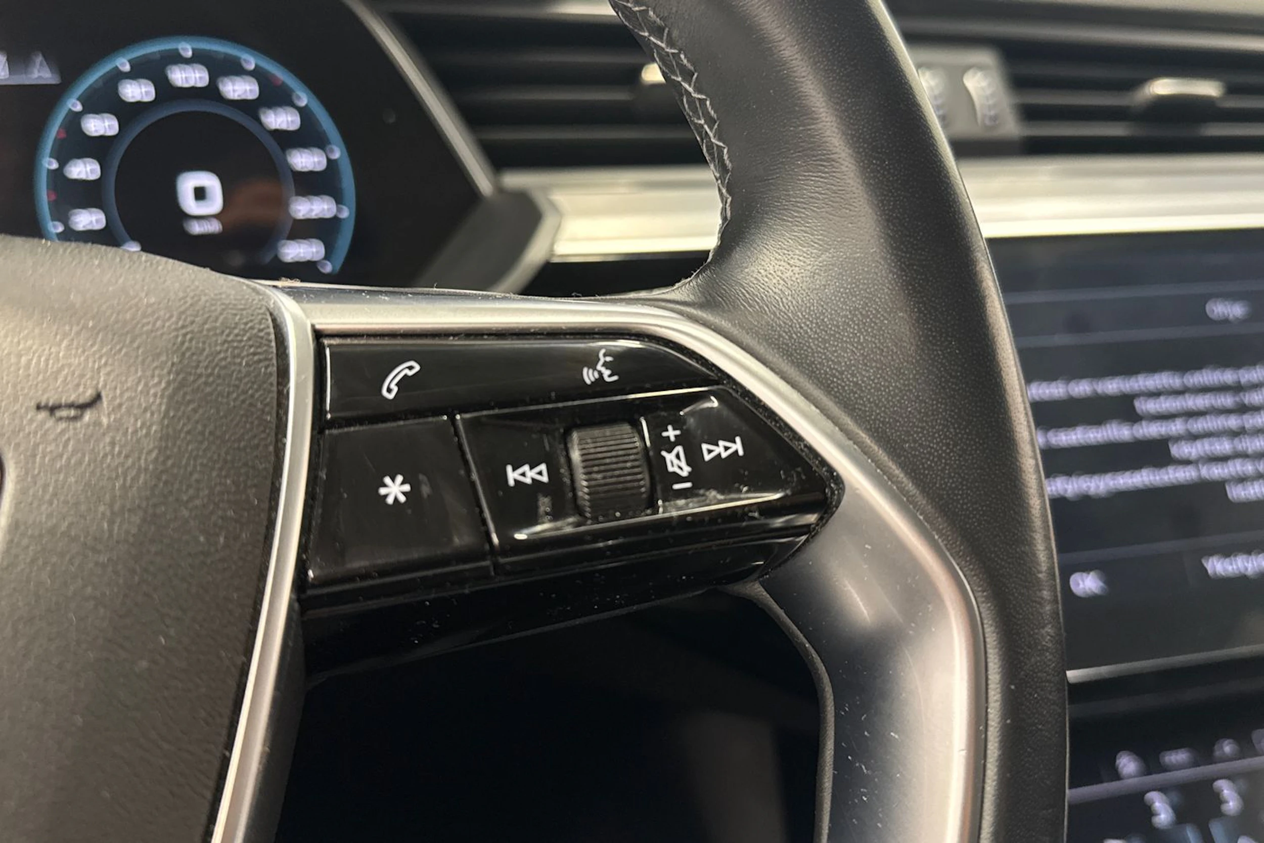 musta Audi Q8 e-tron 2024 kuva 26.