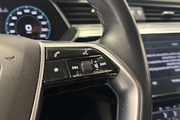 musta Audi Q8 e-tron 2024 kuva 26.