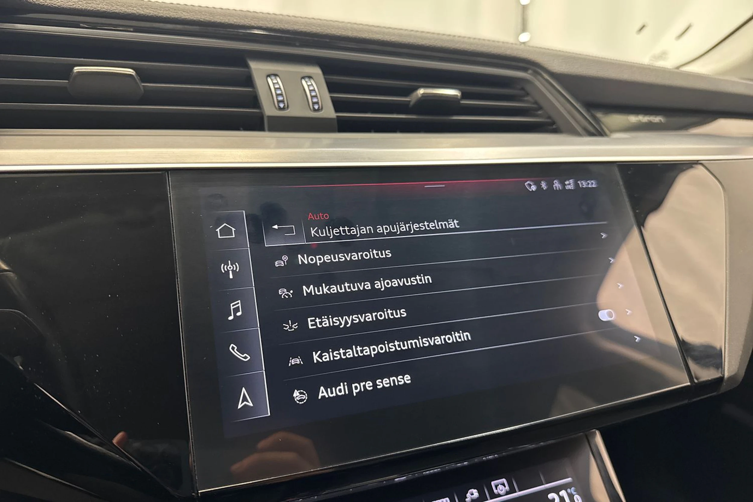 musta Audi Q8 e-tron 2024 kuva 27.