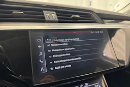 musta Audi Q8 e-tron 2024 kuva 27.