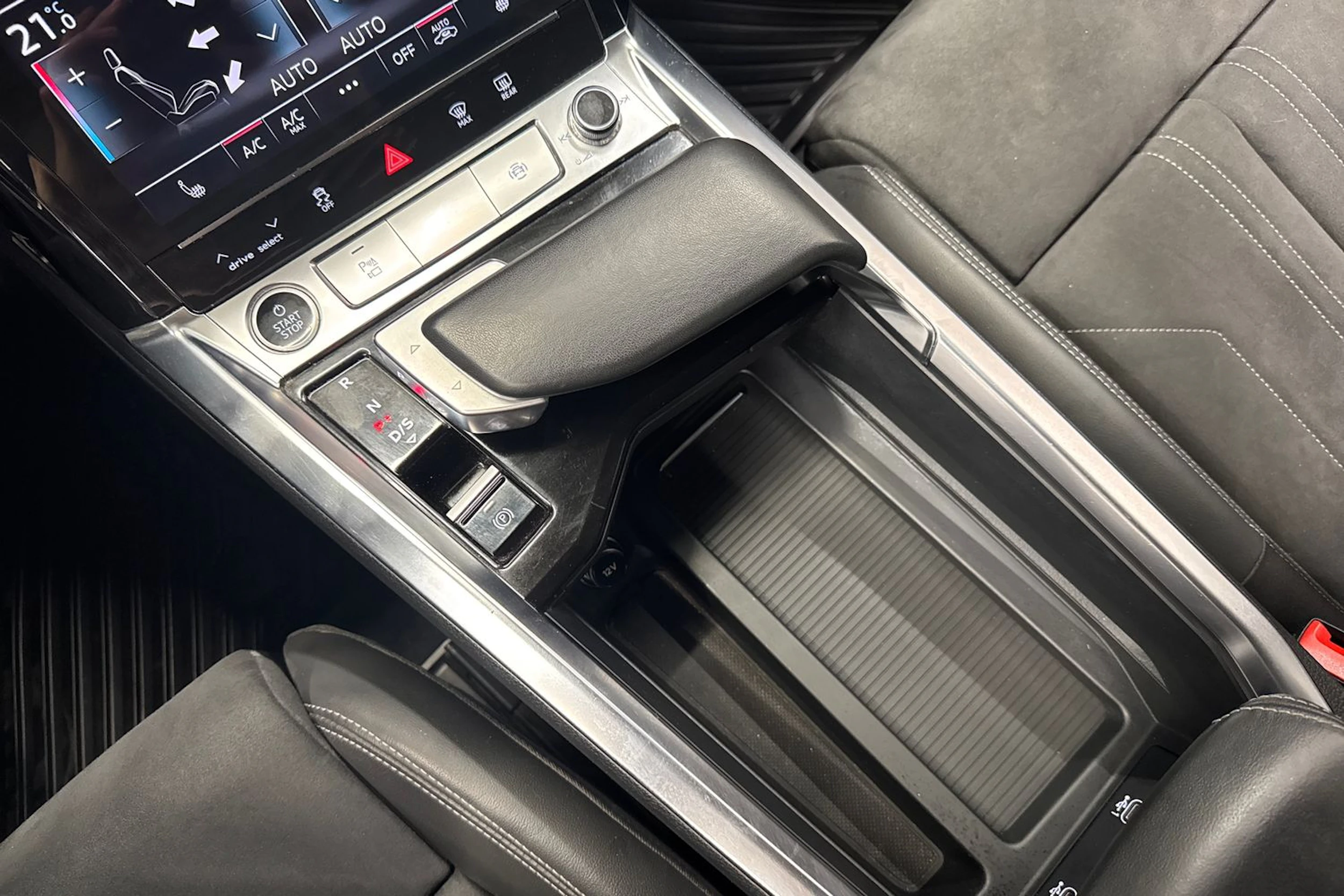 musta Audi Q8 e-tron 2024 kuva 33.