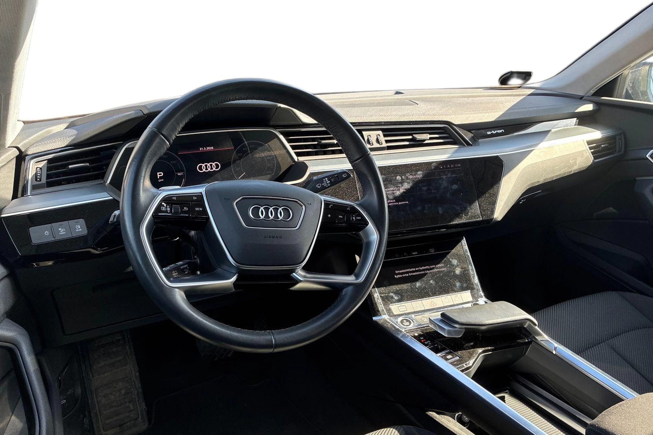 Harmaa Audi Q8 e-tron 2024 kuva 3.