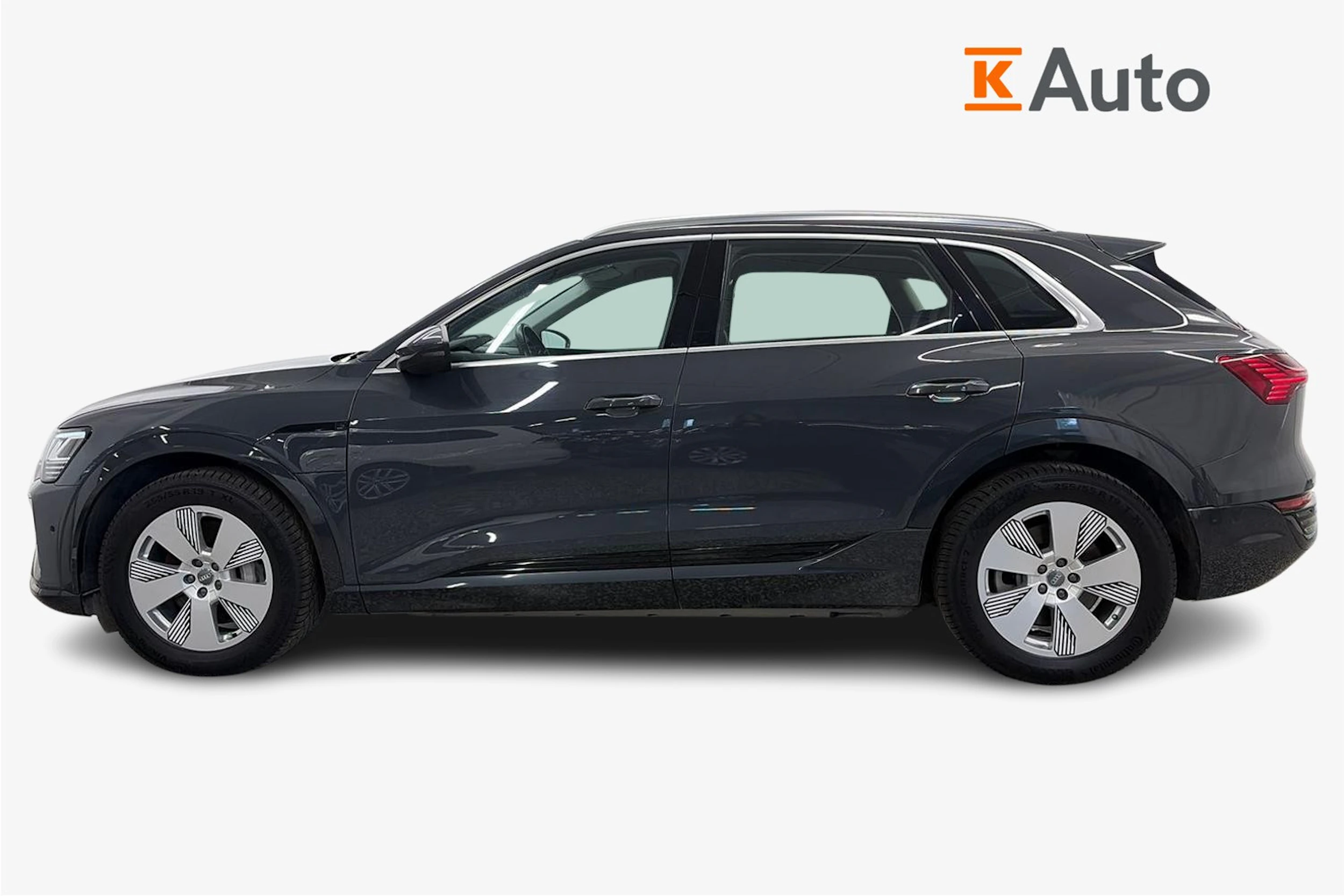 Harmaa Audi Q8 e-tron 2024 kuva 5.