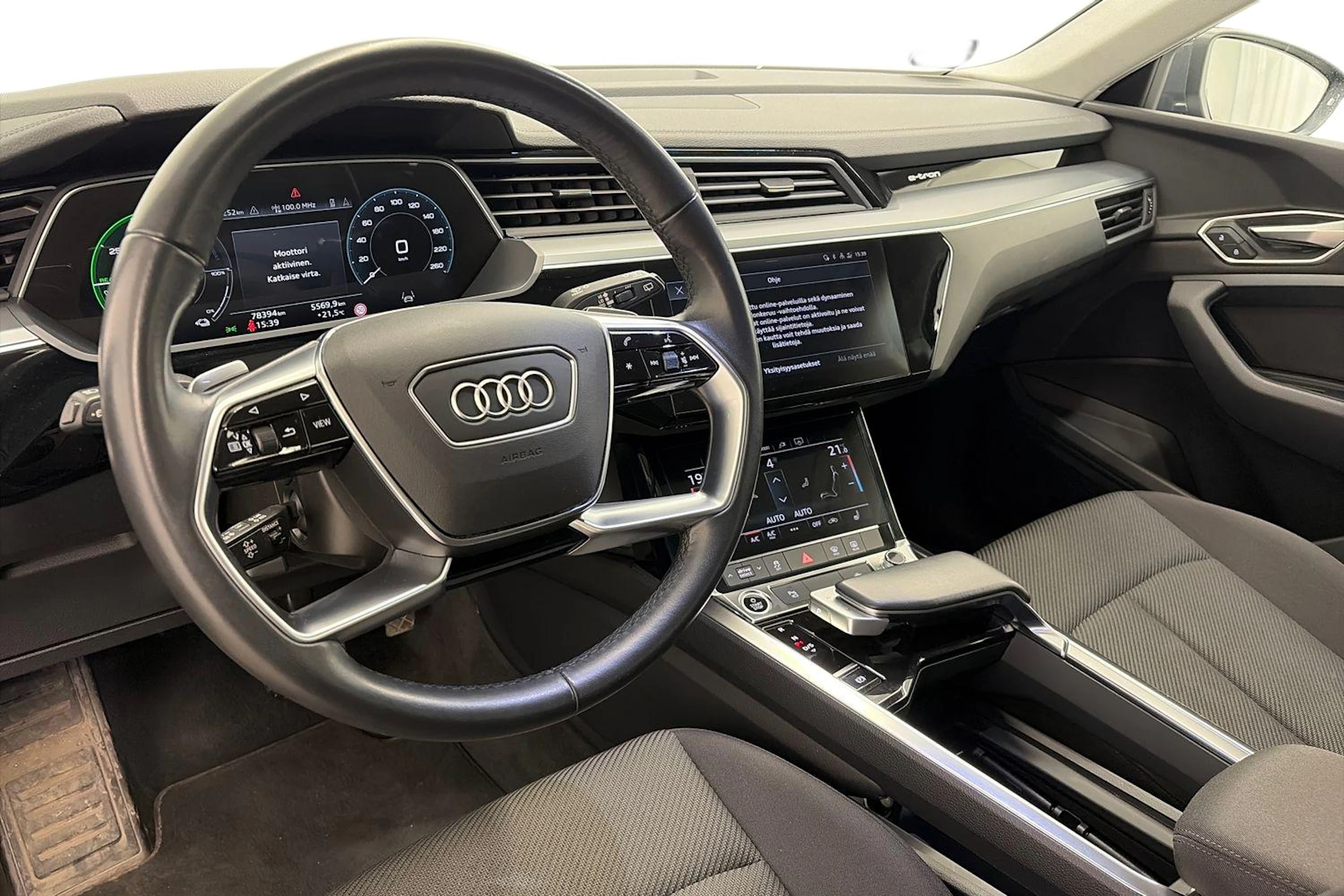 Harmaa Audi Q8 e-tron 2024 kuva 6.