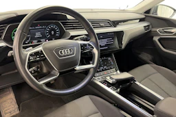Harmaa Audi Q8 e-tron 2024 kuva 6.
