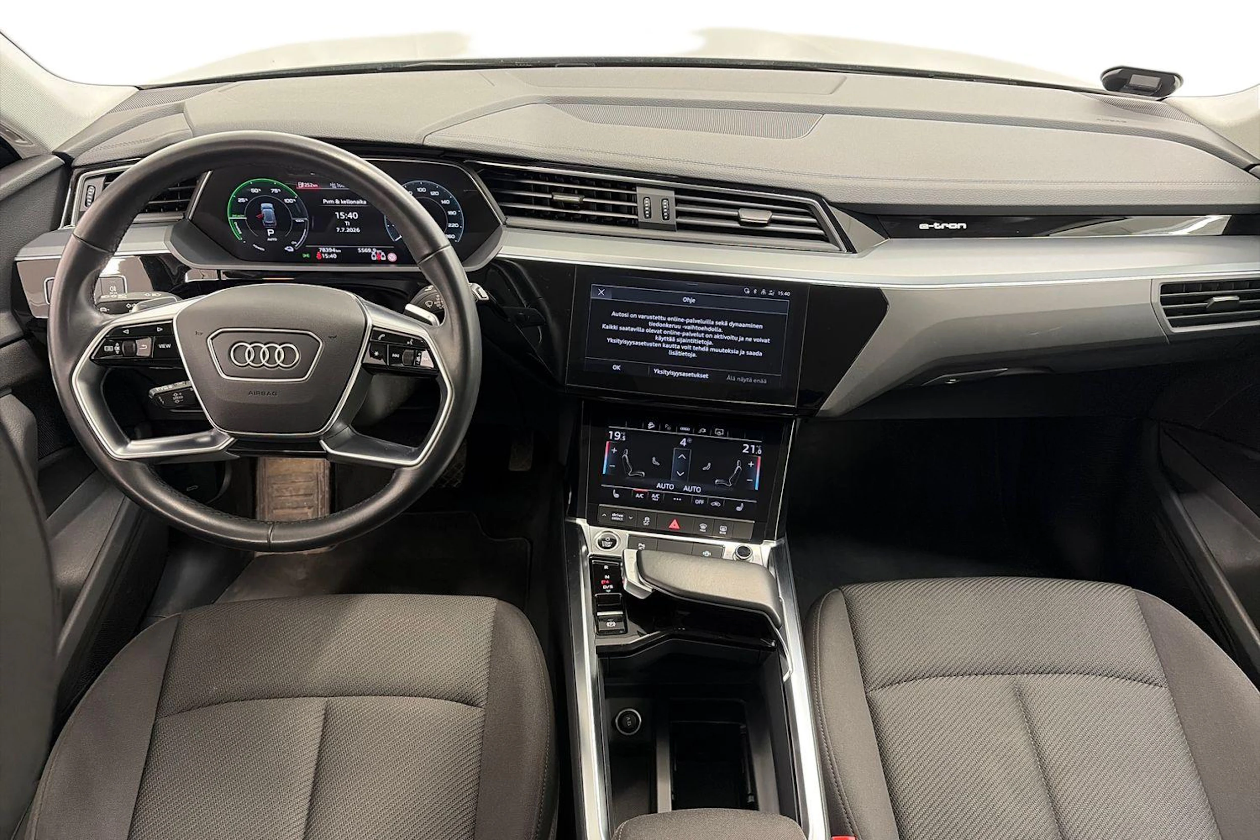 Harmaa Audi Q8 e-tron 2024 kuva 7.