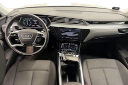 Harmaa Audi Q8 e-tron 2024 kuva 7.