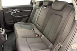 Harmaa Audi Q8 e-tron 2024 kuva 8.