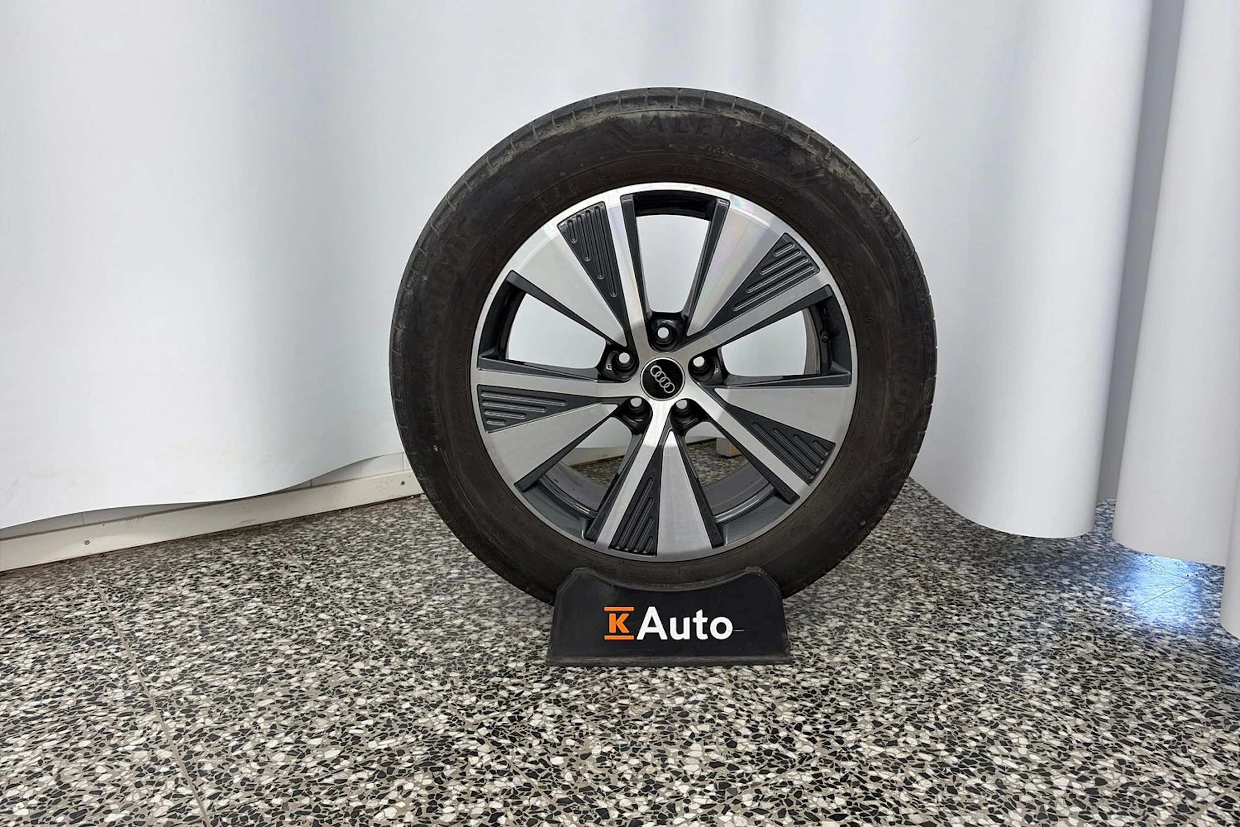 Harmaa Audi Q8 e-tron 2024 kuva 10.