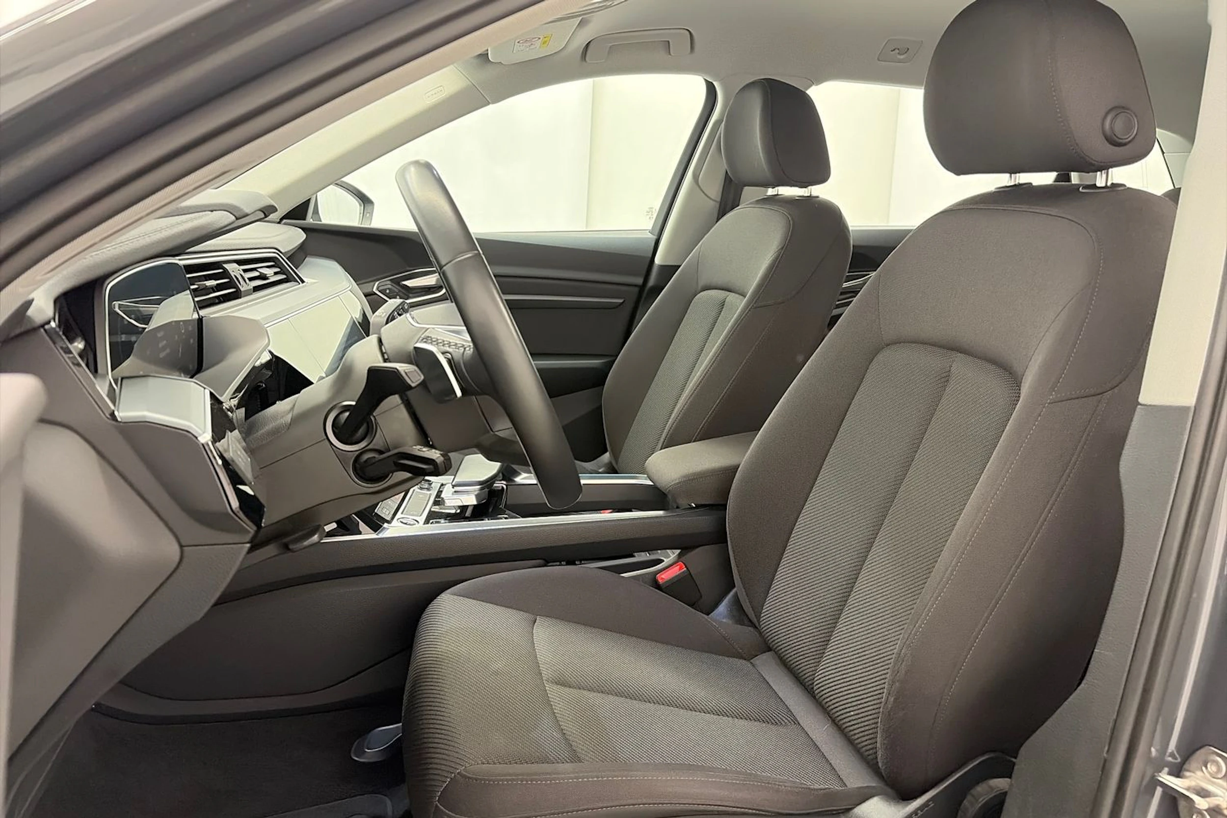 Harmaa Audi Q8 e-tron 2024 kuva 13.