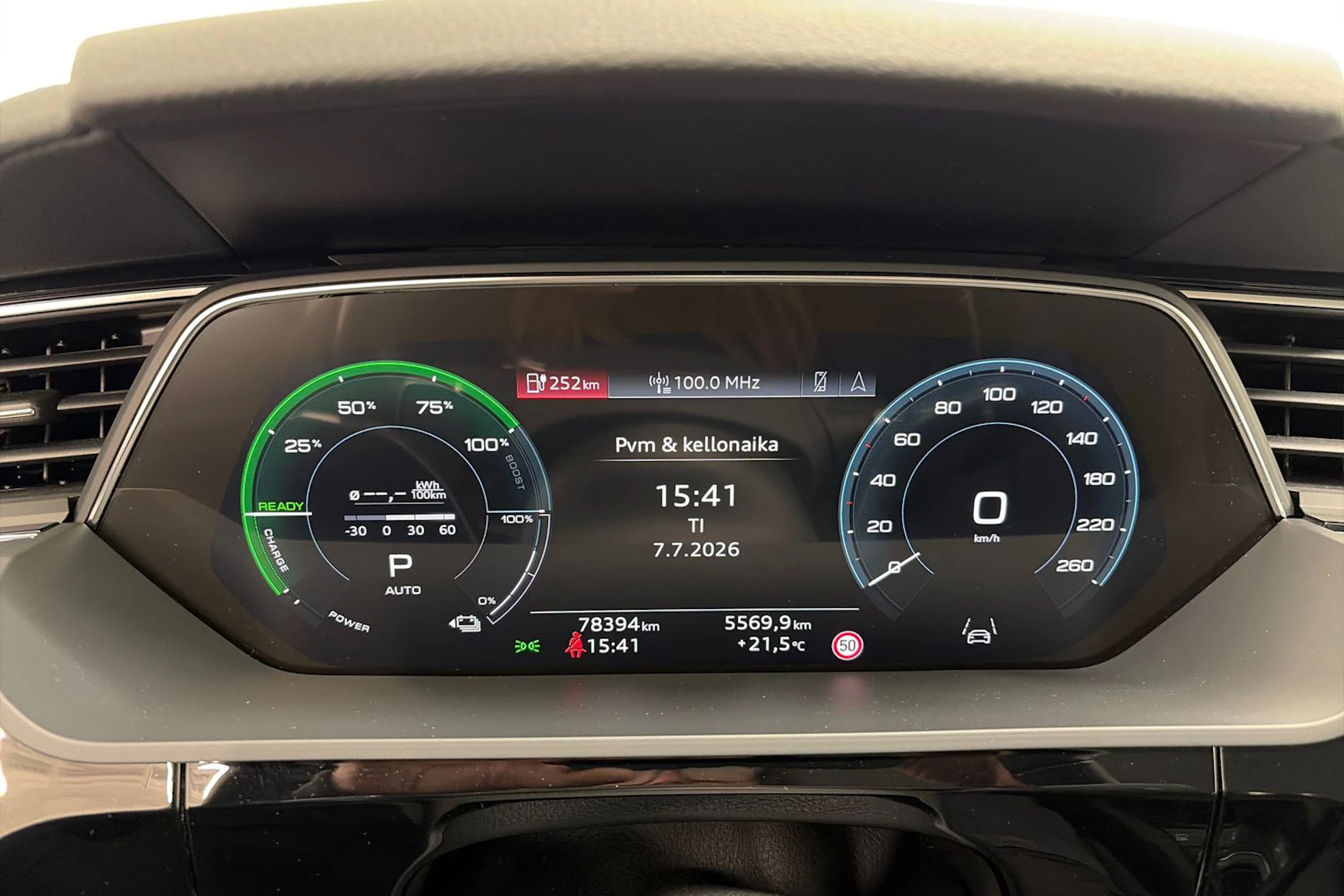 Harmaa Audi Q8 e-tron 2024 kuva 14.