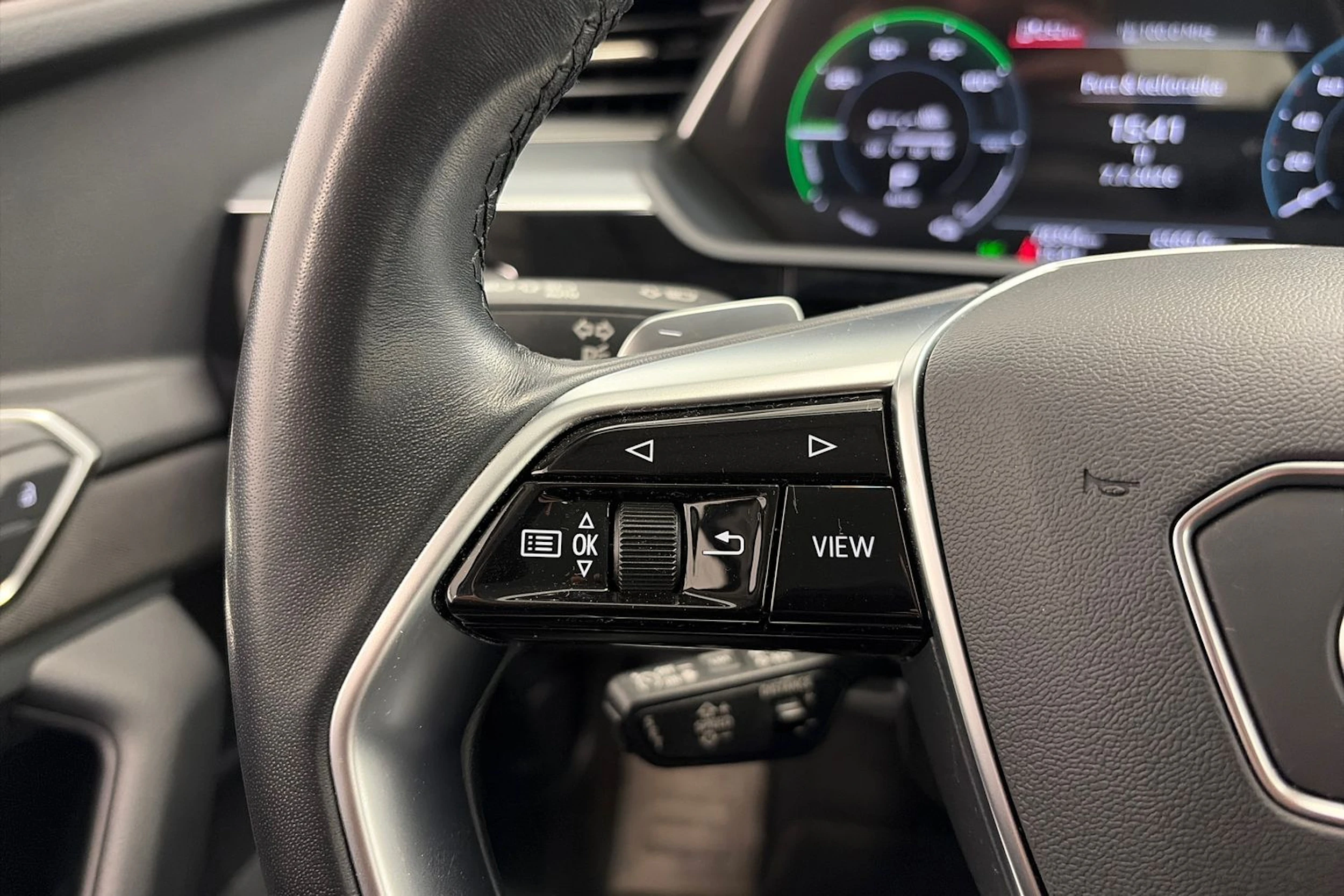 Harmaa Audi Q8 e-tron 2024 kuva 15.