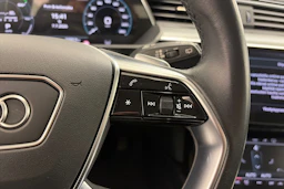 Harmaa Audi Q8 e-tron 2024 kuva 16.