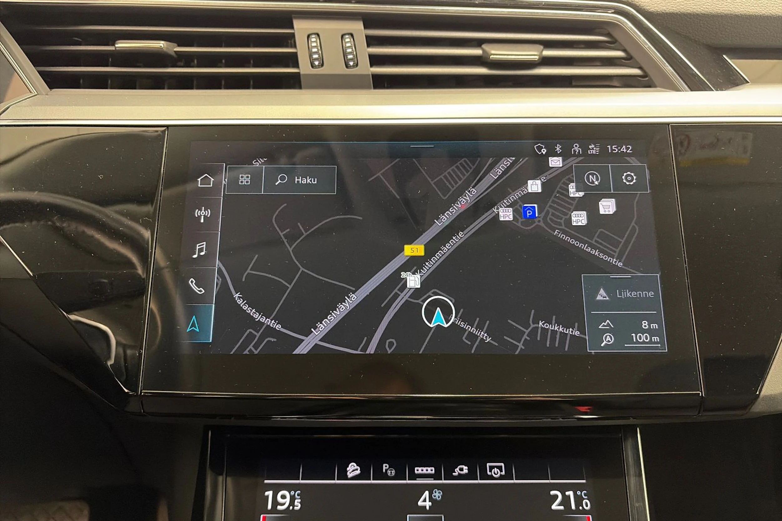 Harmaa Audi Q8 e-tron 2024 kuva 18.