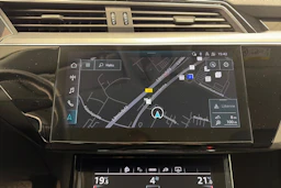Harmaa Audi Q8 e-tron 2024 kuva 18.