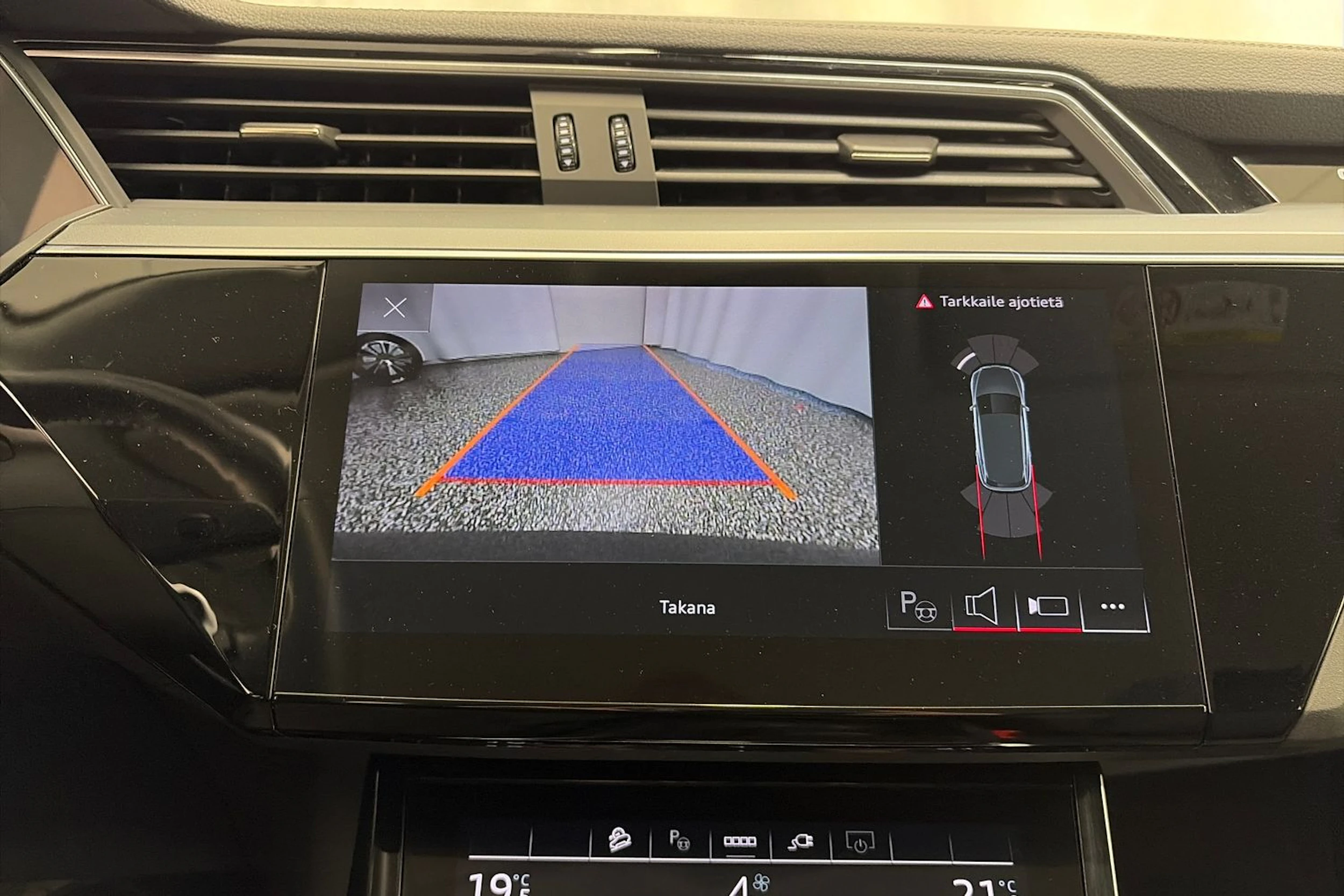 Harmaa Audi Q8 e-tron 2024 kuva 19.