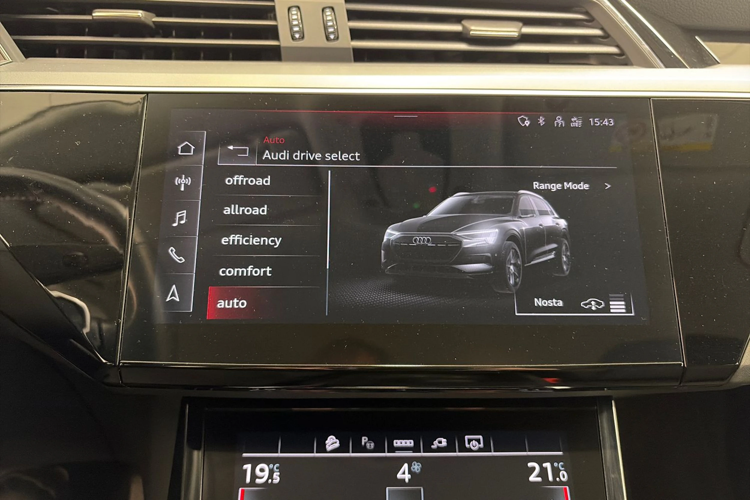 Harmaa Audi Q8 e-tron 2024 kuva 21.