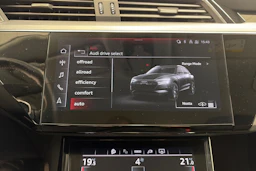 Harmaa Audi Q8 e-tron 2024 kuva 21.