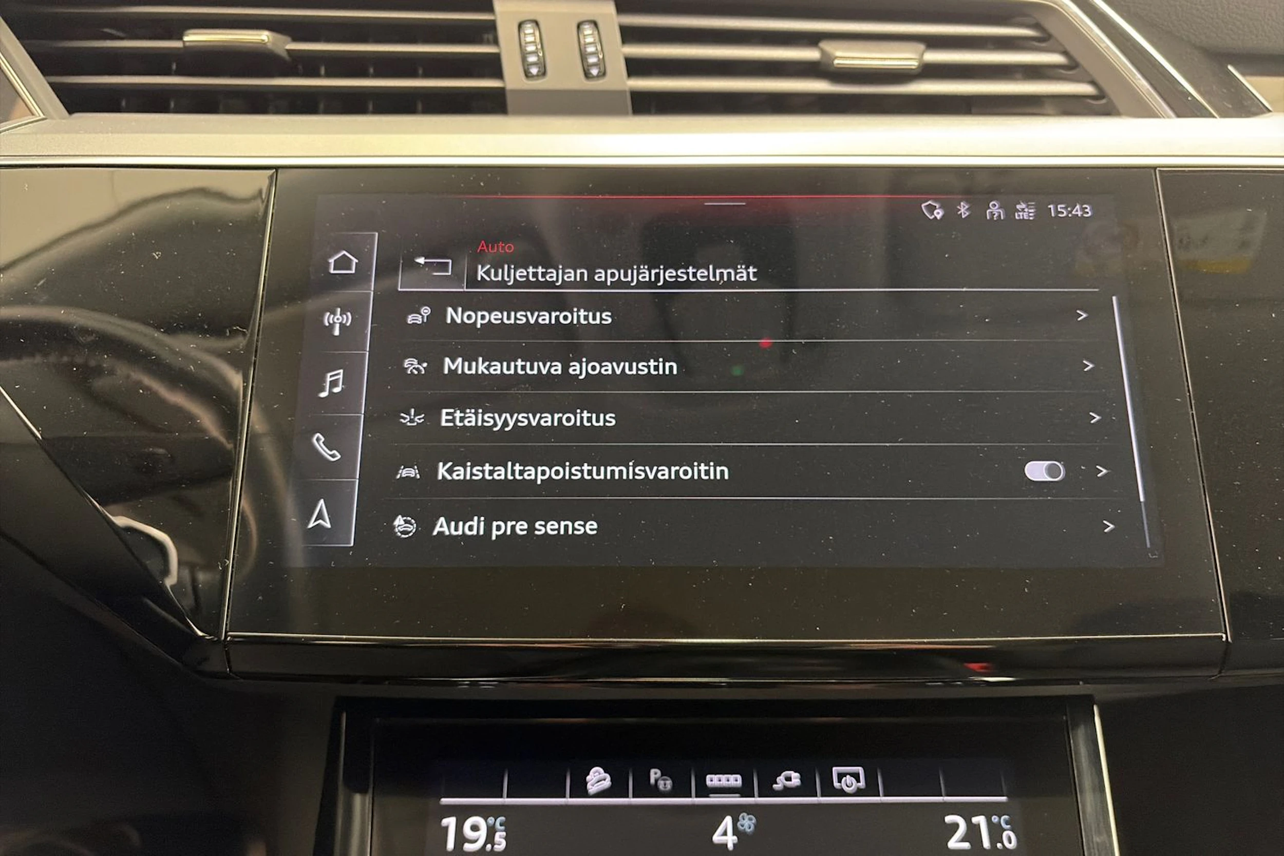 Harmaa Audi Q8 e-tron 2024 kuva 22.