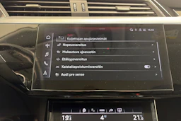 Harmaa Audi Q8 e-tron 2024 kuva 22.