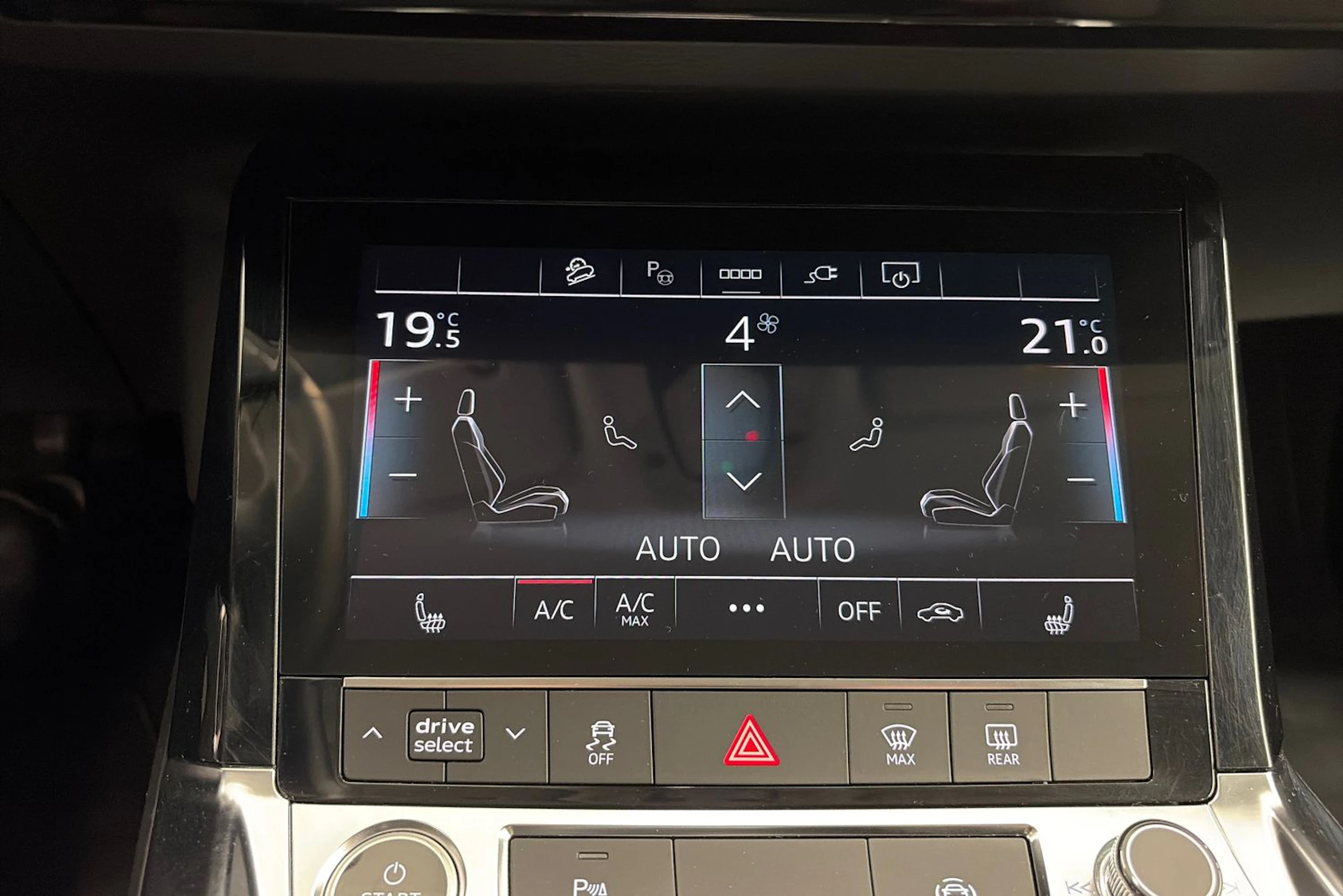 Harmaa Audi Q8 e-tron 2024 kuva 23.