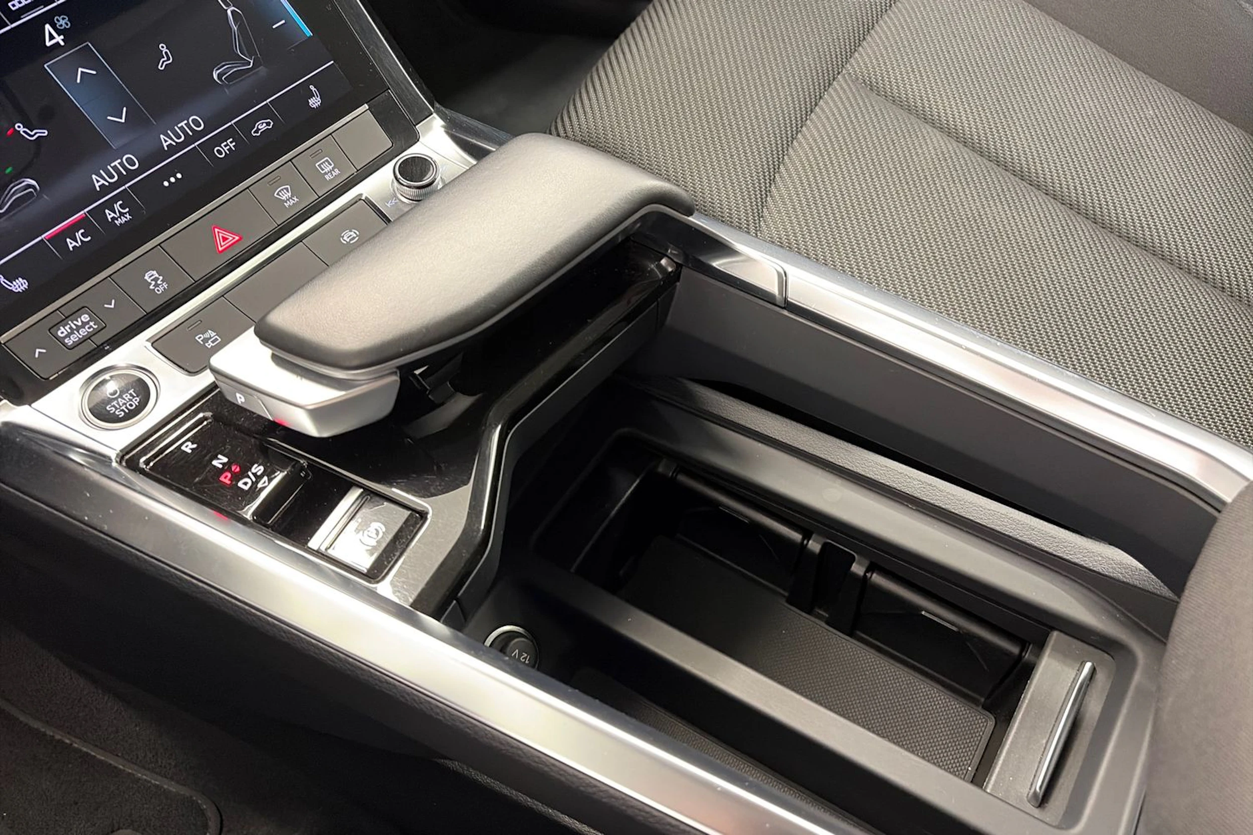 Harmaa Audi Q8 e-tron 2024 kuva 24.