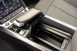 Harmaa Audi Q8 e-tron 2024 kuva 24.